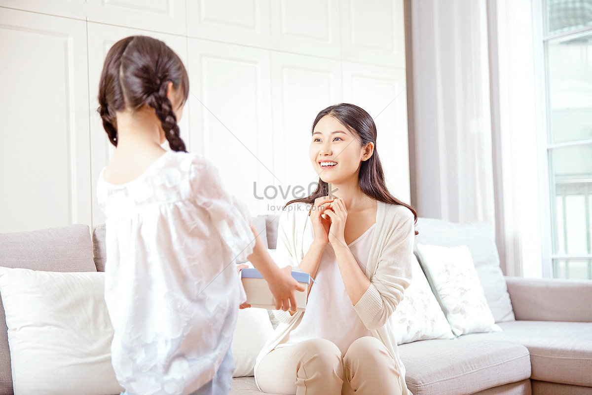 Girl Sending Greeting Card To Mom Picture And Hd Photos Free Download On Lovepik