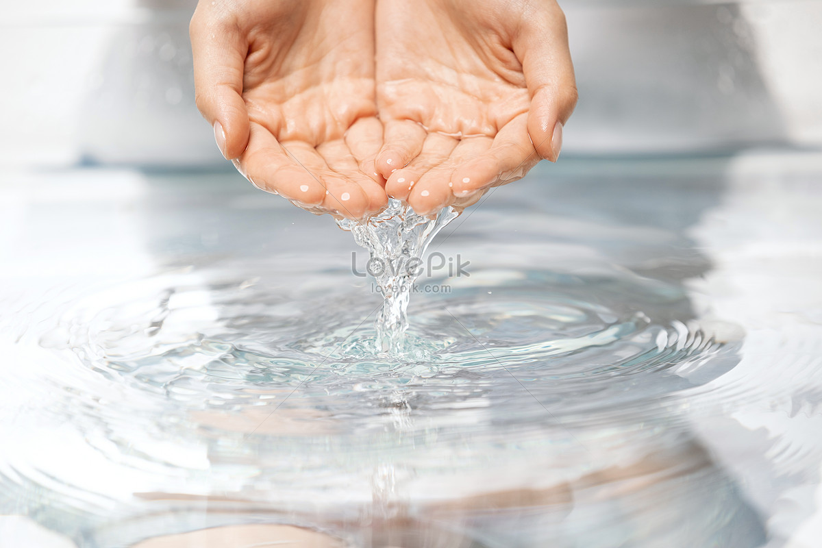 Руки держат воду. Держи воды картинка. Руки держат воду фото. Человек держится на воде рисунок. Рис держит воду