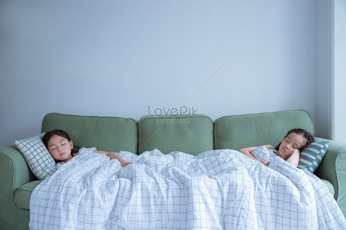 Девушка спит в кровати (49 фото)