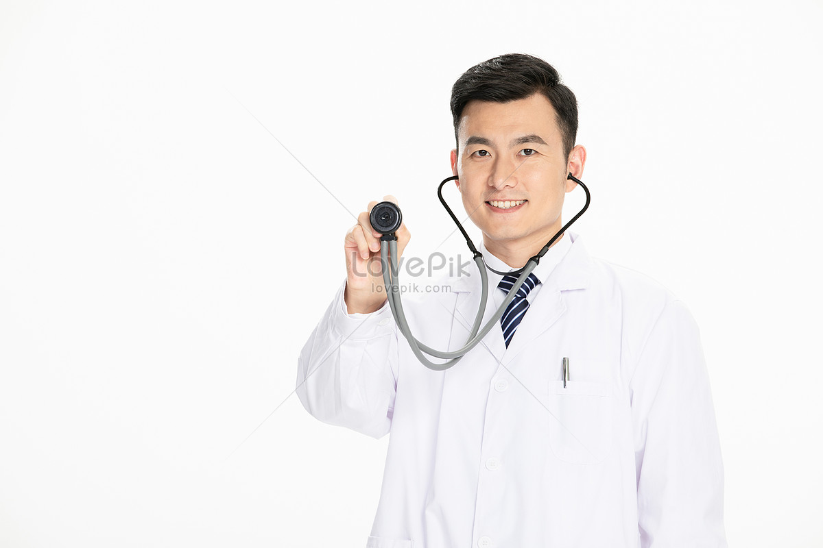 Врач мужчина яйца. Мужчина врач с короткой стрижкой. Аускультировать фото медицина.