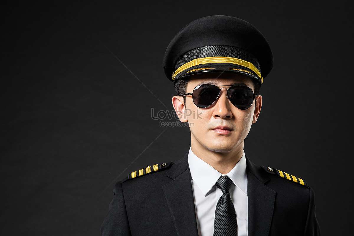 Bạn đang tìm kiếm một phi công đẹp trai để ngắm nhìn? Hãy xem ảnh phi công đẹp trai này để cảm nhận vẻ điển trai và nam tính từ một chiếc máy bay phía trên bầu trời.