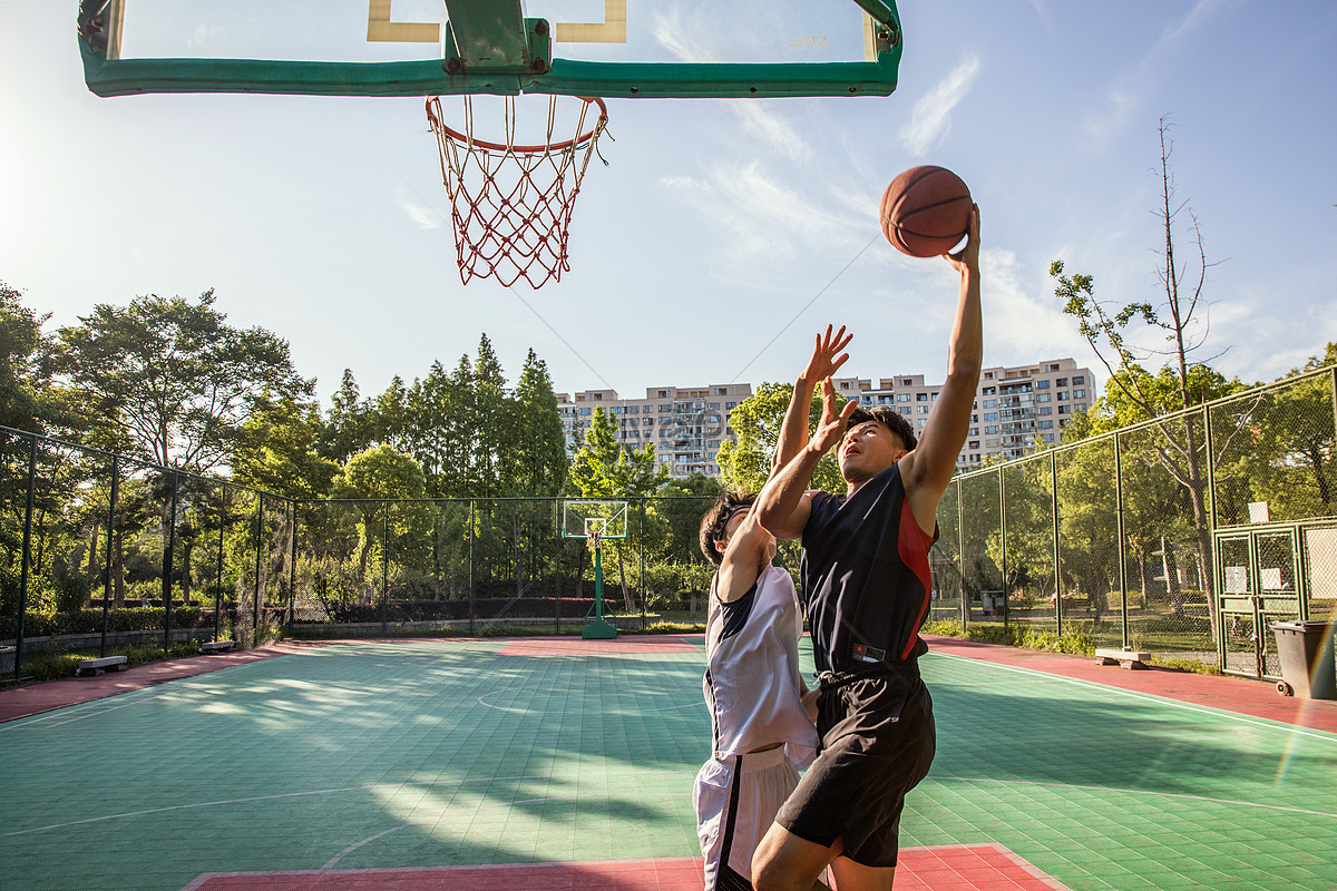 男孩和女孩在操场上打篮球比赛高清摄影大图-千库网