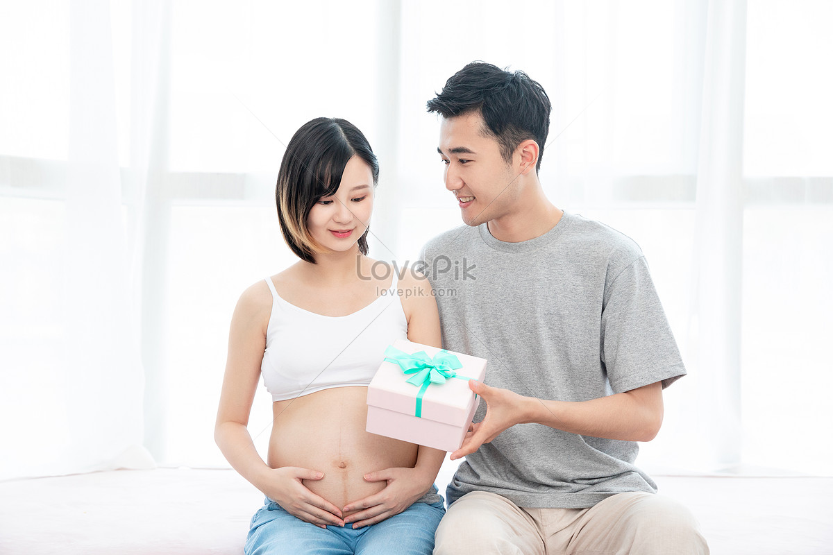 Christmas pregnant present hi-res stock photography and images - Page 4 -  Alamy