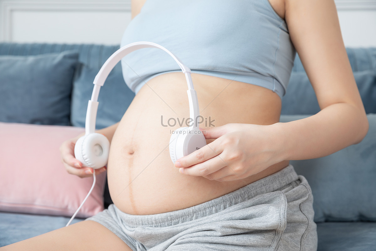 Музыка малышу в животике слушать. Зачем врач слушает живот. Беременный животик слушает музыку через наушники. Трубка для беременных слушать.