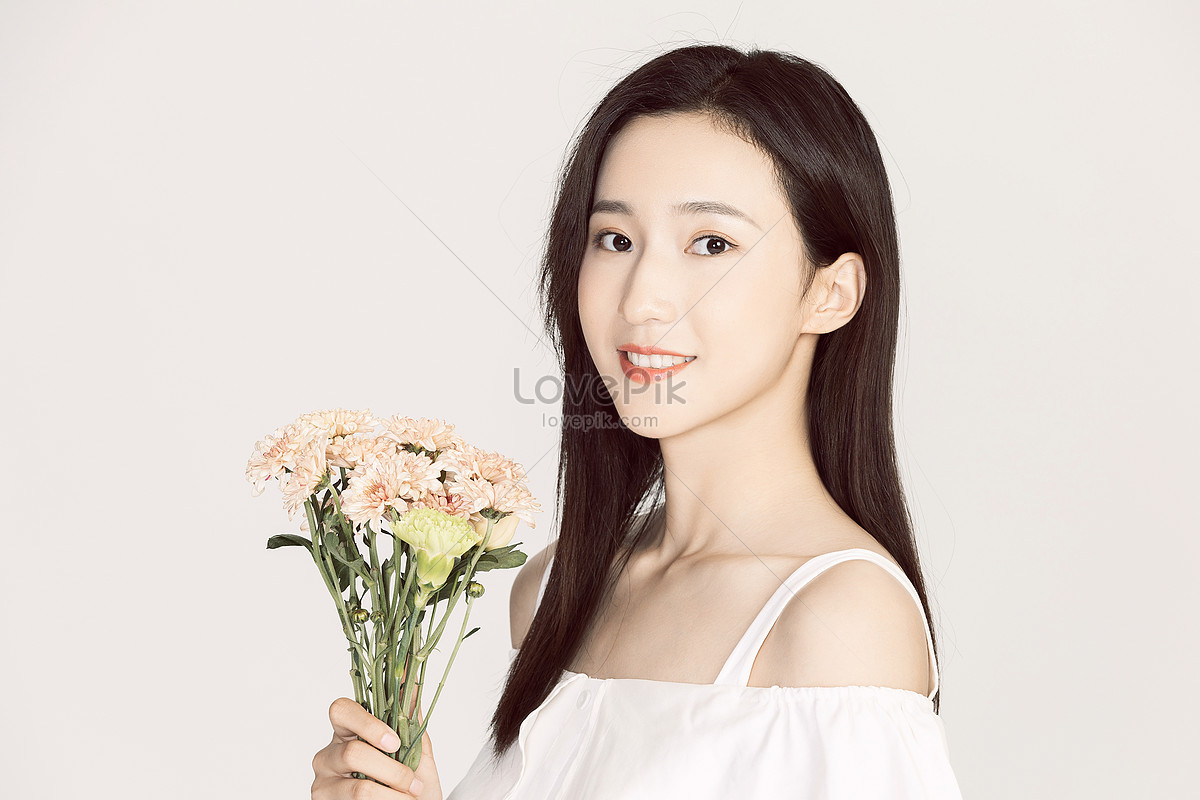 Small Fresh Beauty Holding Flowers Picture And HD Photos | Free ...