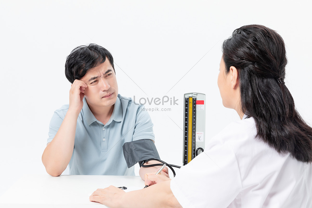 Врач беседует с пациентом. Доктор Азия. Женщина разговаривает с врачом. Пациент врач азиаты.
