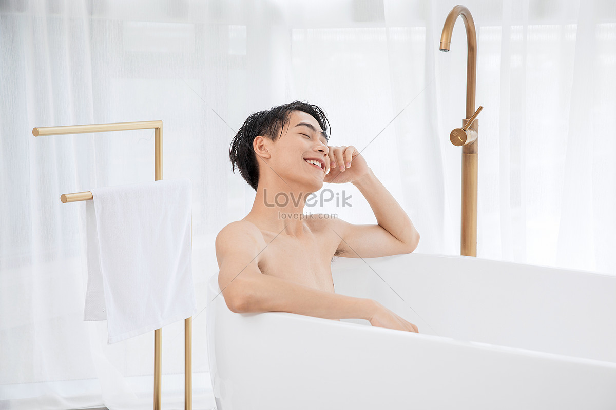 Мужчина принимает ванну. Мужчина моется. Мужчина в ванной.
