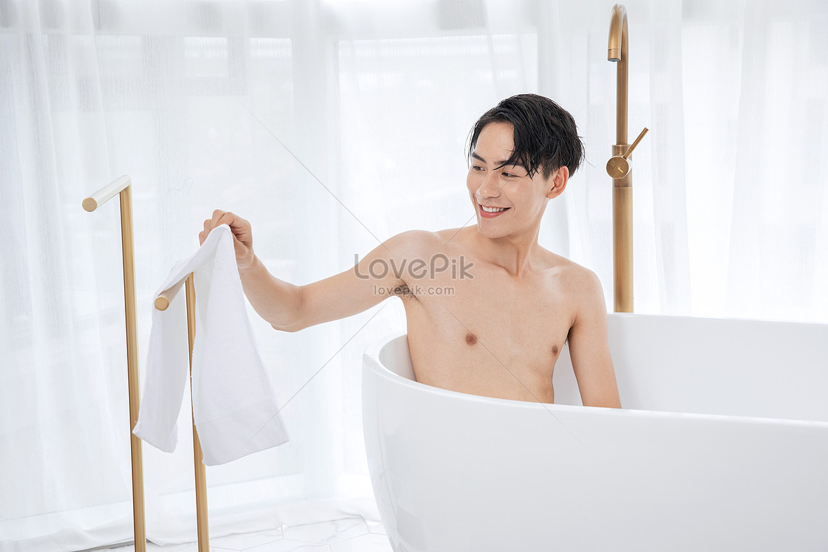 轻松的非洲裔美国男子在浴室里洗澡 库存图片. 图片 包括有 程序, 现有量, 大使, 作为, 阵雨, 表面 - 231812443