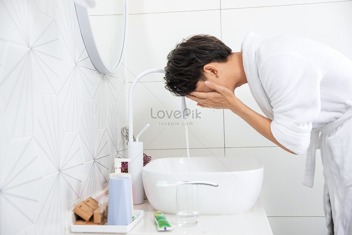 Моет мужа видео. Мужчина моется. Мужчина умывается фото. Ванная интерьер c мужчиной моется. Мужчина моет лицо.