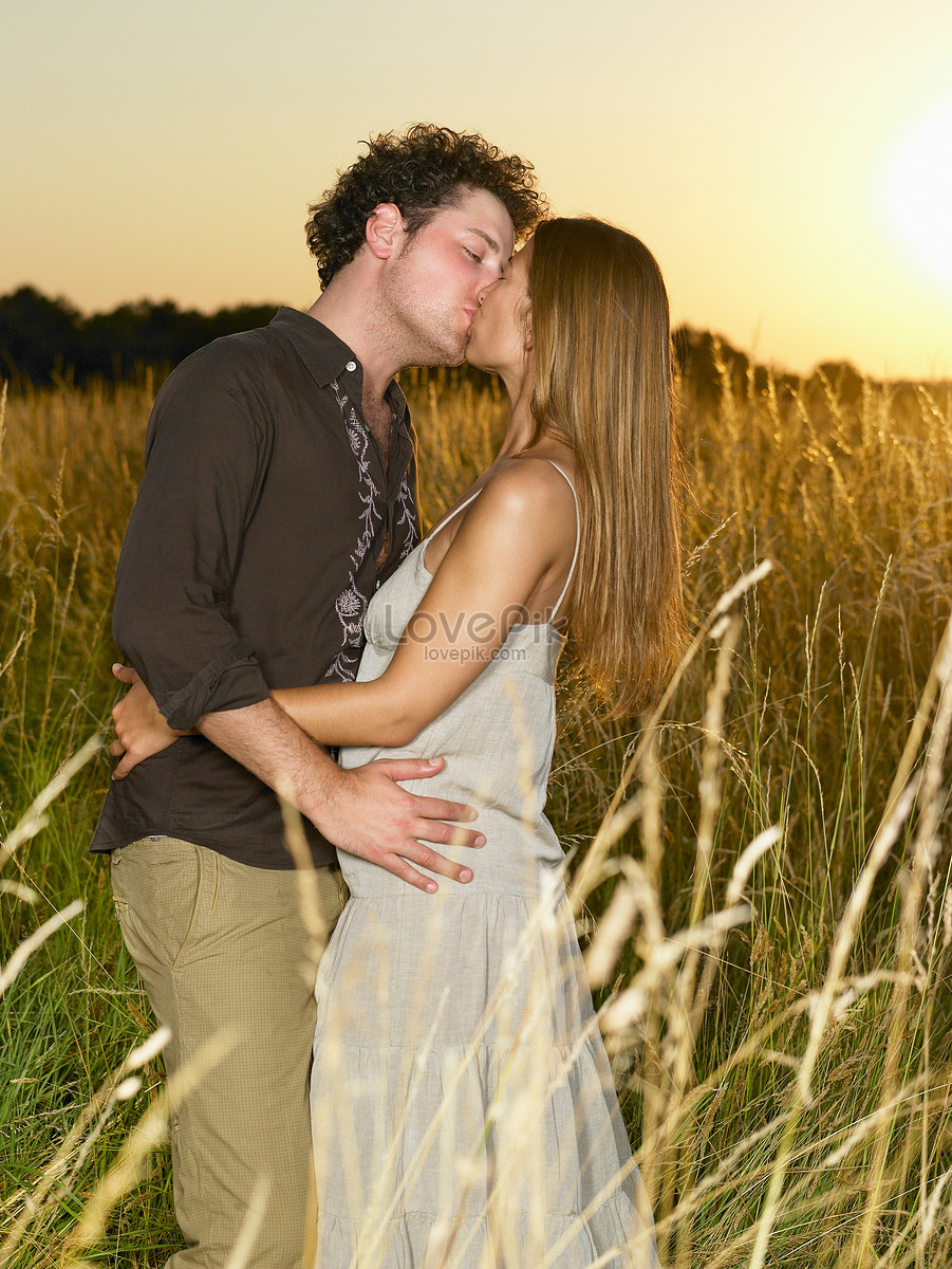 Um Casal Se Beijando No Campo Imagem Grátis_Foto Número 501441084_JPG  Formato Imagem_pt.lovepik.com