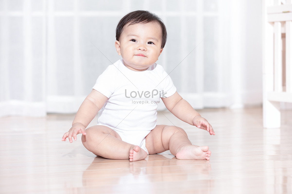 Bebé Niño Sentado En El Suelo Y Jugar Con El Juguete Del Rompecabezas Del  Bebé. Fotos, retratos, imágenes y fotografía de archivo libres de derecho.  Image 56786136