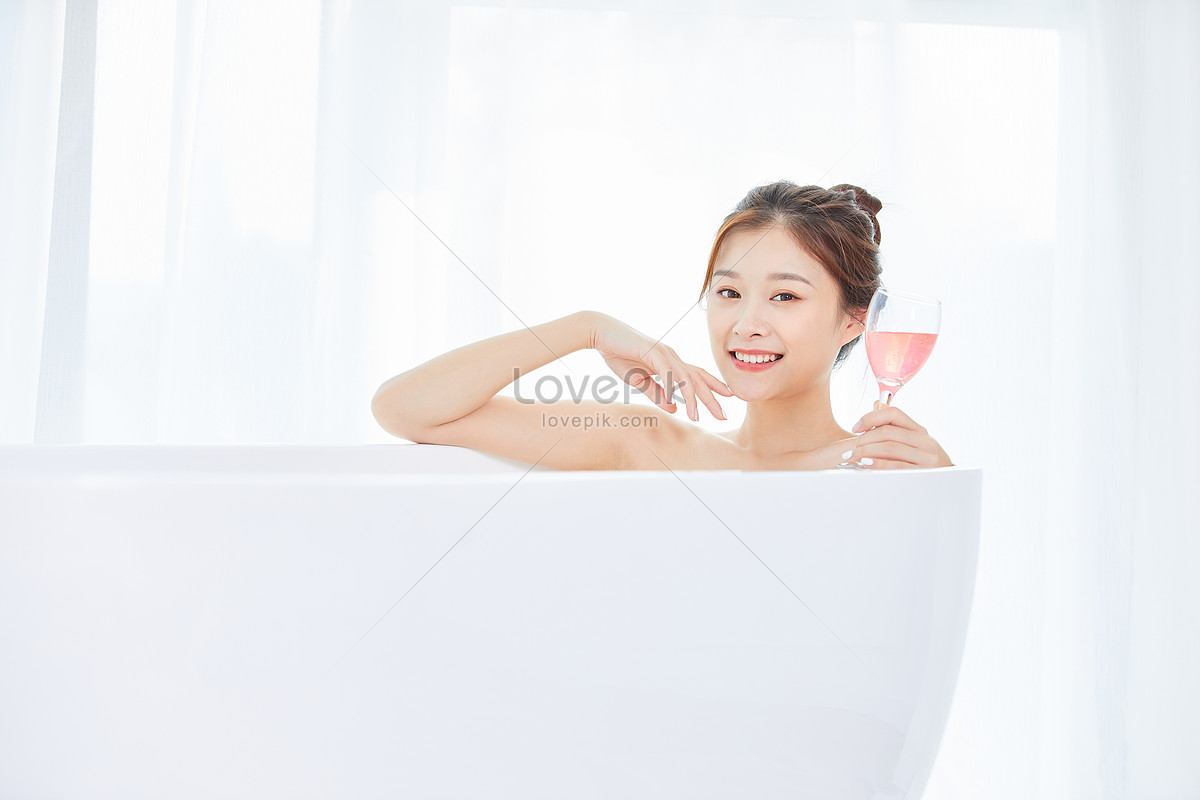 Beautiful Lady Lying In The Bathtub And Taking A Bubble Bath To Picture And Hd Photos Free