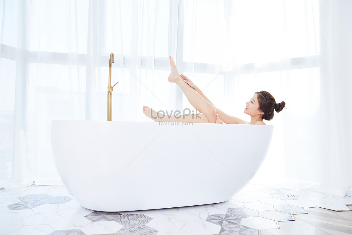 年轻女子躺在浴缸里照片摄影图片_ID:139971821-Veer图库
