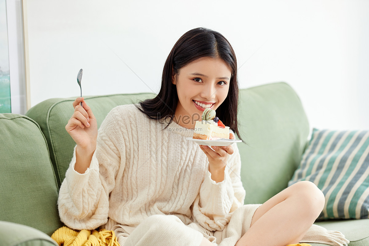 Hermosa Mujer Comiendo Pastel Foto | Descarga Gratuita HD Imagen de Foto -  Lovepik