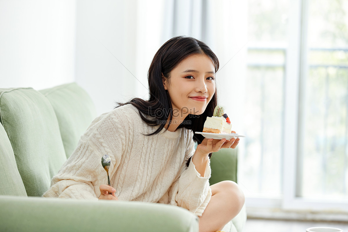 Hermosa Mujer Comiendo Pastel Foto | Descarga Gratuita HD Imagen de Foto -  Lovepik