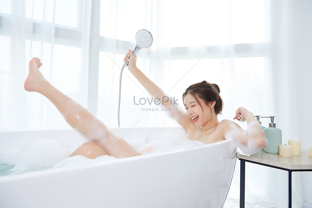 Счастливые лесбиянки в ванной | Премиум Фото