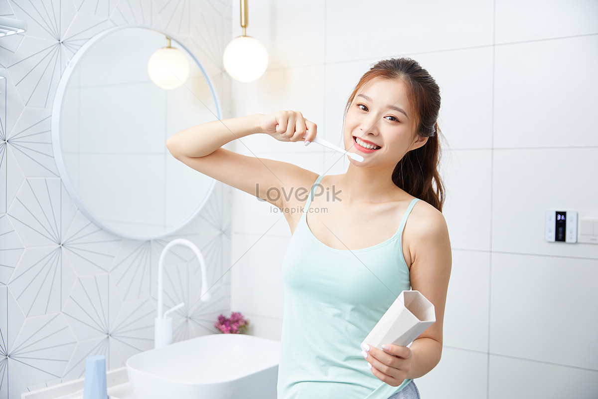 Проверка красоты. Teen washing Teeth.