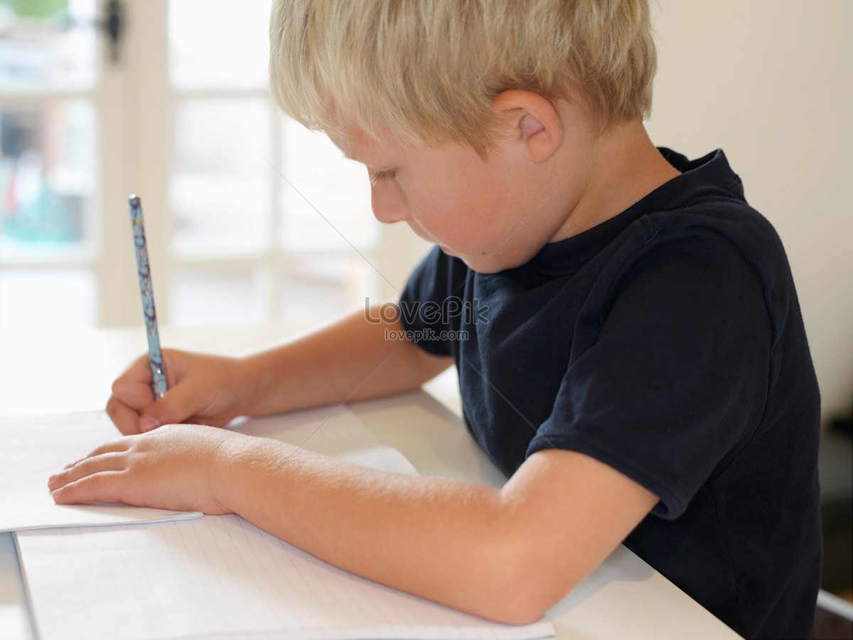 Мальчик который написал помогите. Мальчик пишет мир. Мальчик пишет карандашом. Мальчик делает z руками. Мальчик 11 лет который делает домашнюю работу рисунок.