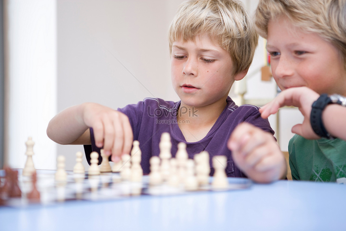 The boy playing chess. Мальчик играет в шахматы. Шахматы в семье. Фэмили лук шахматы. Досуг два мальчика играют в шахматы устный русский.