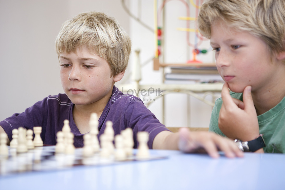 The boy playing chess. Boys are playing Chess. Фото двух мальчиков играющих в шахматы устный русский язык. Boy playing Chess. A boy is playing Chess.