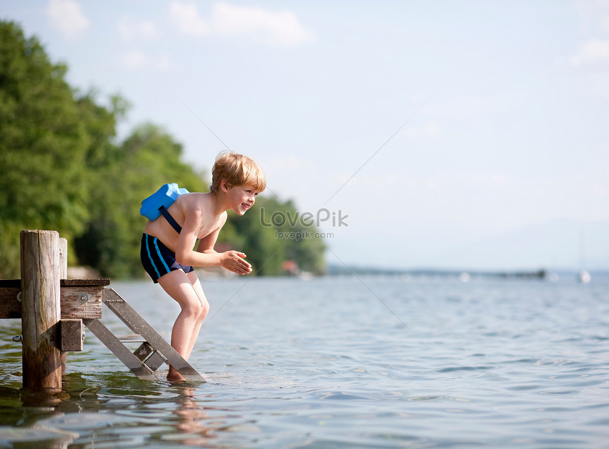 Ребенок у озера мужское