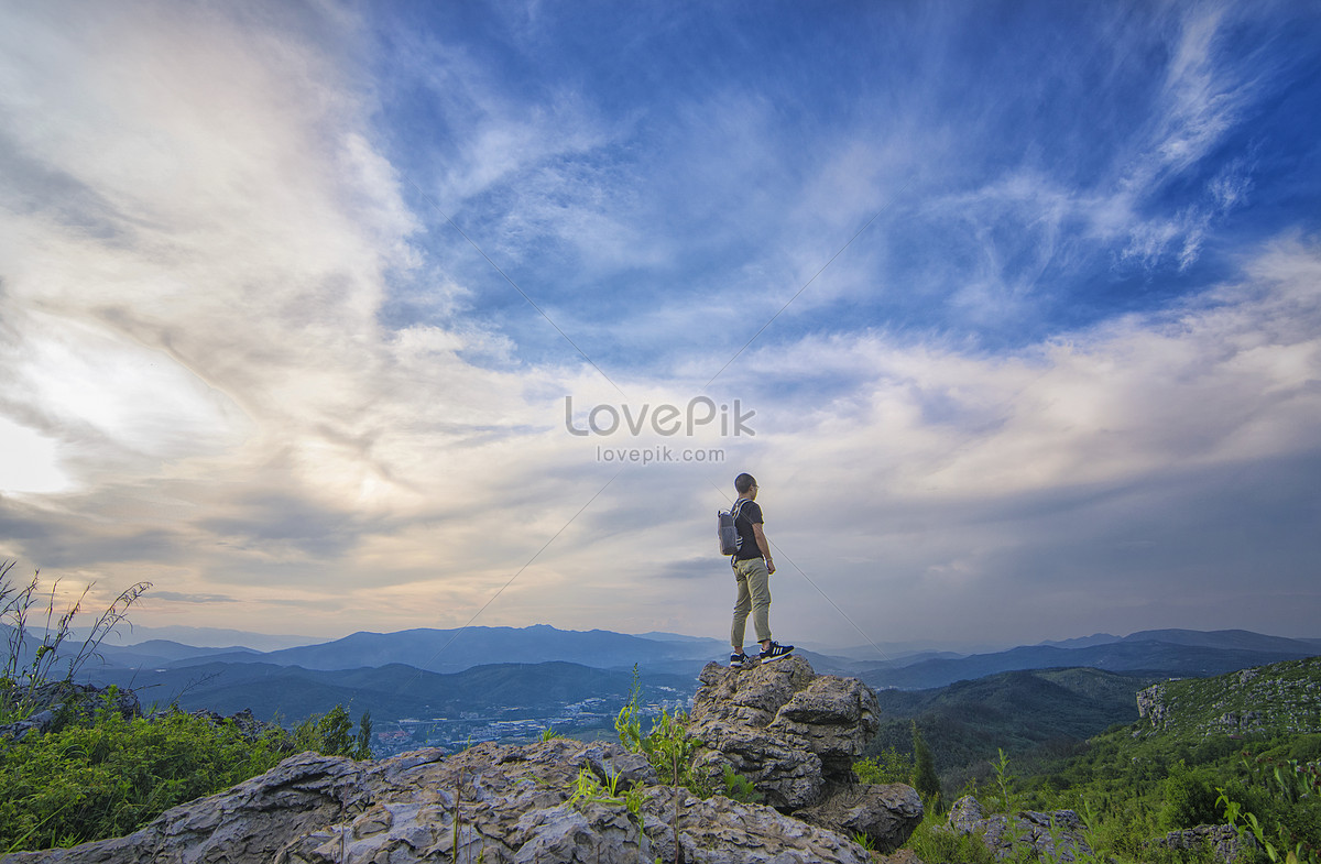 Mountain hero. Герой в горах. Герой на горе. Почему гора герои.