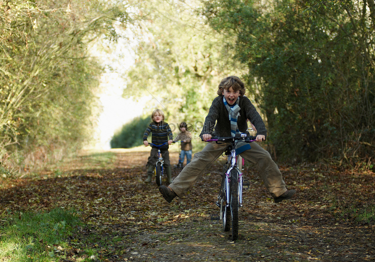 The children are riding bikes. Дети на велосипедах в деревне. Дети ездят на велосипеде в деревне. Подростки с велосипедами в деревне. Деревенские катаются на велосипедах.
