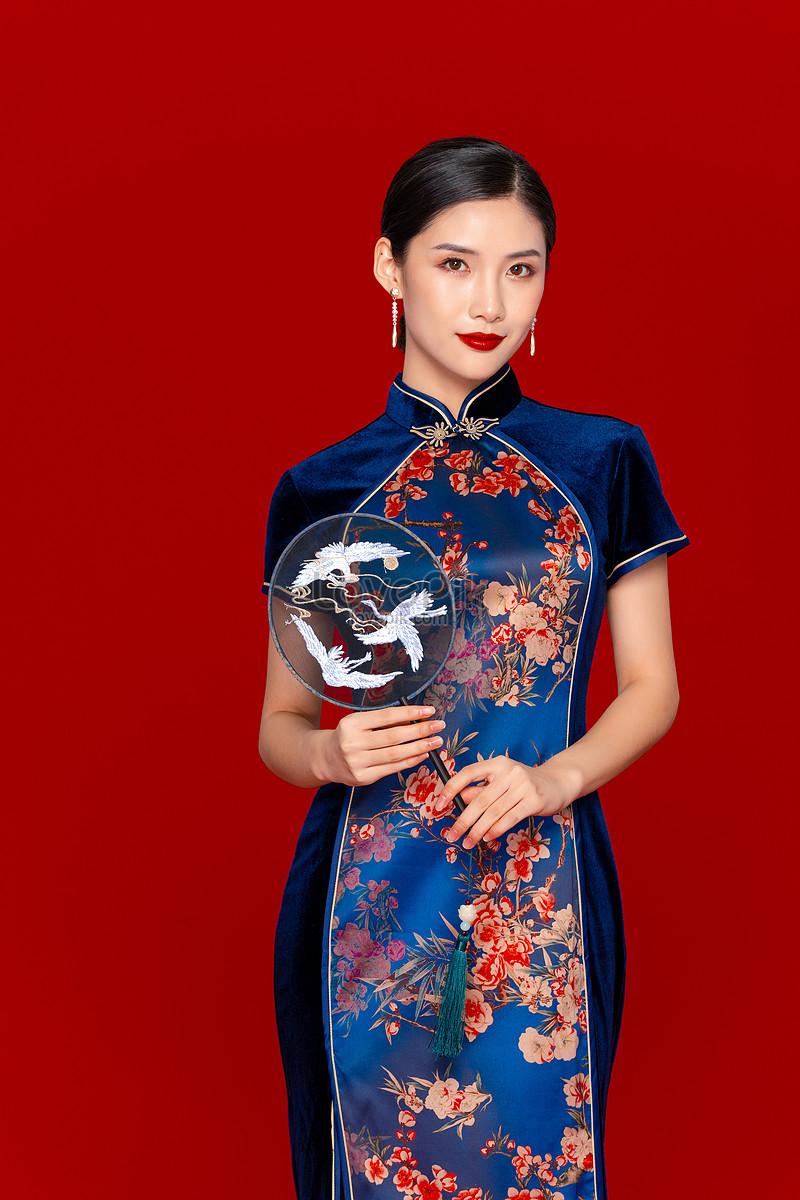 Chinese Style Cheongsam Beauty With A Fan Picture And HD Photos | Free ...