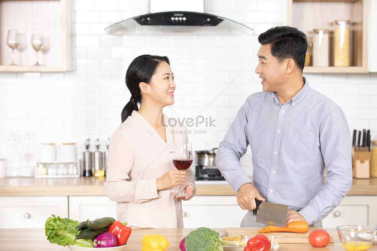 Couple Cooking In The Kitchen Picture And HD Photos | Free Download On  Lovepik