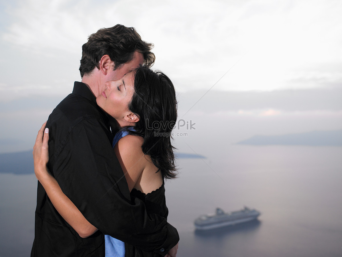 Couple Hugging By The Sea Picture And Hd Photos Free Download On Lovepik 