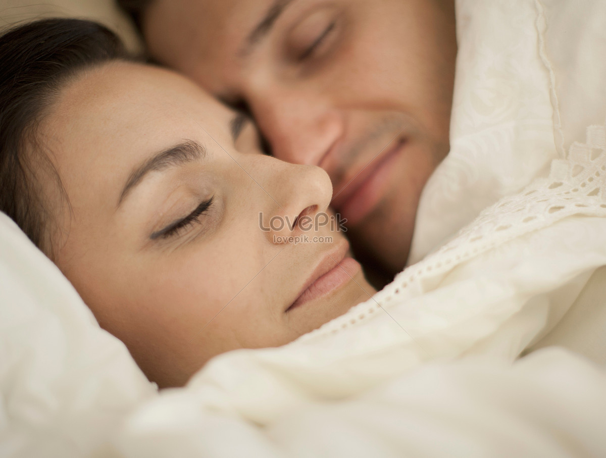 Tình yêu là khi bạn có thể đáp ứng được nhu cầu giấc ngủ của đối phương. Và ảnh cặp đôi ôm nhau ngủ sẽ khiến cho bạn muốn yêu một cách chân thành hơn.