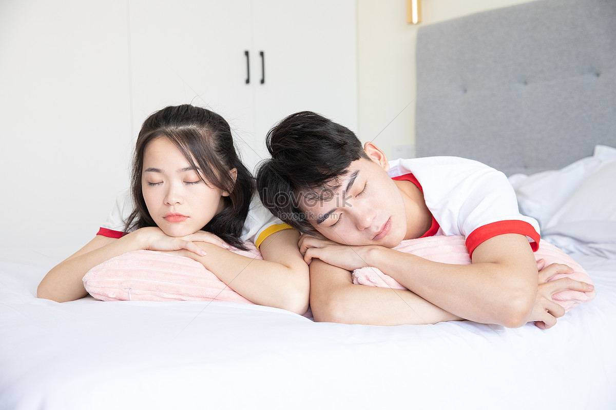 Những bức ảnh cặp đôi ngủ gật sẽ mang lại cho bạn cảm giác bình yên, ấm áp và tình cảm. Thấy hai người đang lắng nghe hơi thở của nhau và nằm im lìm trong vòng tay của nhau sẽ giúp bạn trọn vẹn đắm chìm trong giấc ngủ, an nhiên và hạnh phúc.