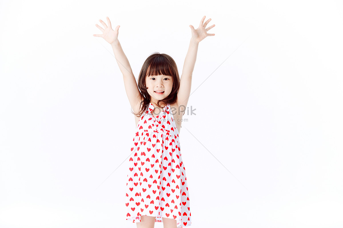 Слушать девочка милашка а в руках. Маленькая девочка с поднятыми руками.