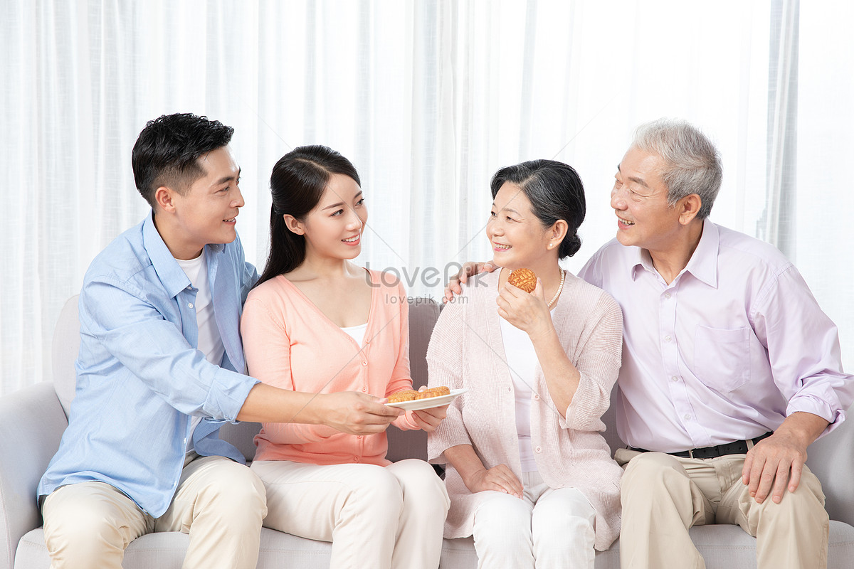 Family Eating Moon Cakes Together On Mid Autumn Festival Picture And HD ...