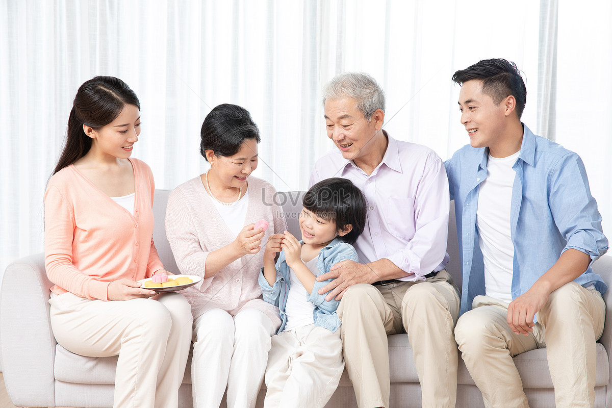 Family Mid Autumn Festival Mother Holding Moon Cake Picture And HD ...