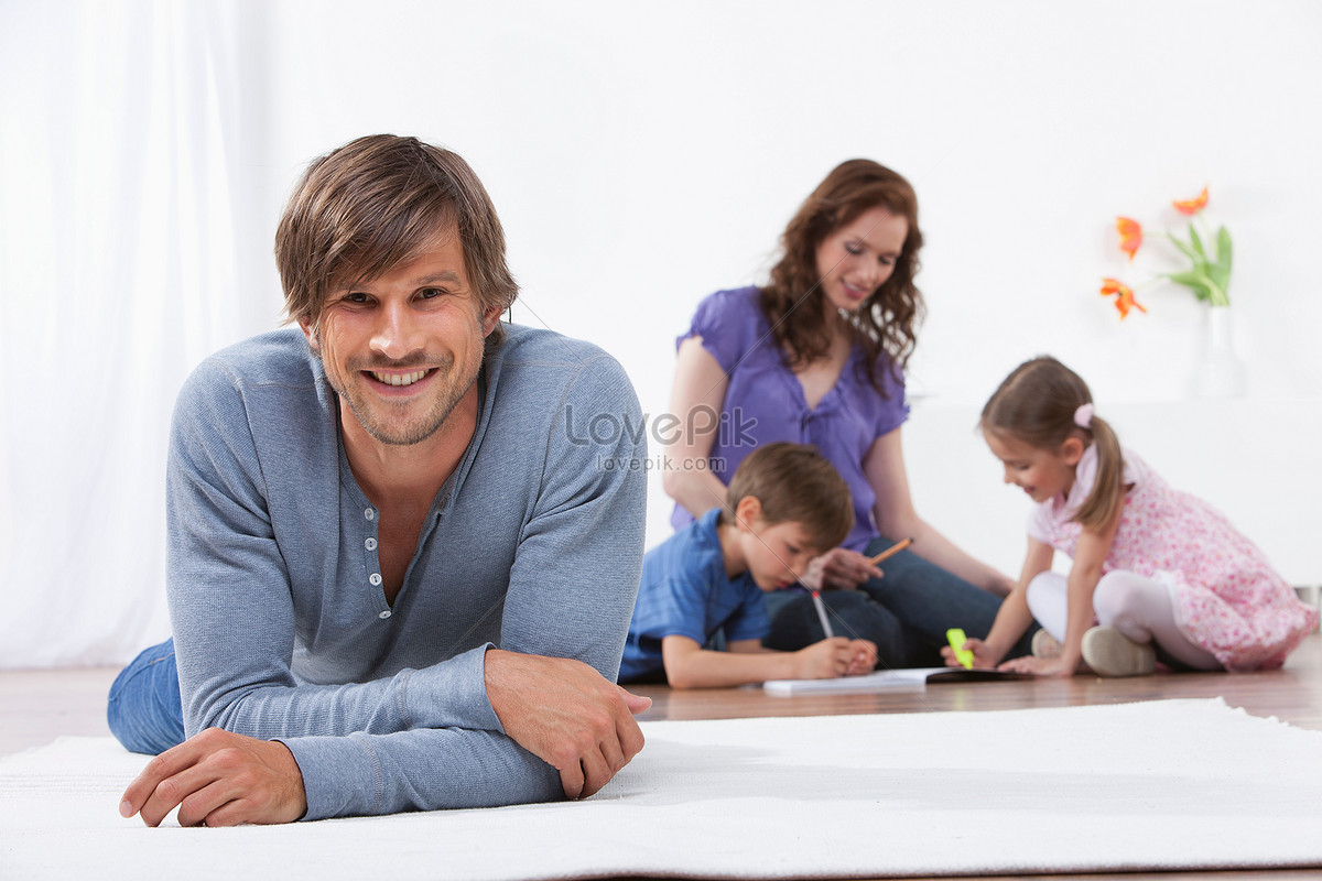 Family Playing Games On The Ground Picture And HD Photos | Free Download On  Lovepik