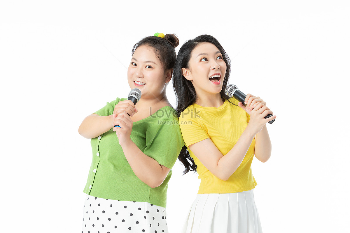 Более стройное пение найти ошибку. Две сестры поют. Sisters singing. Singer and sister Singer.