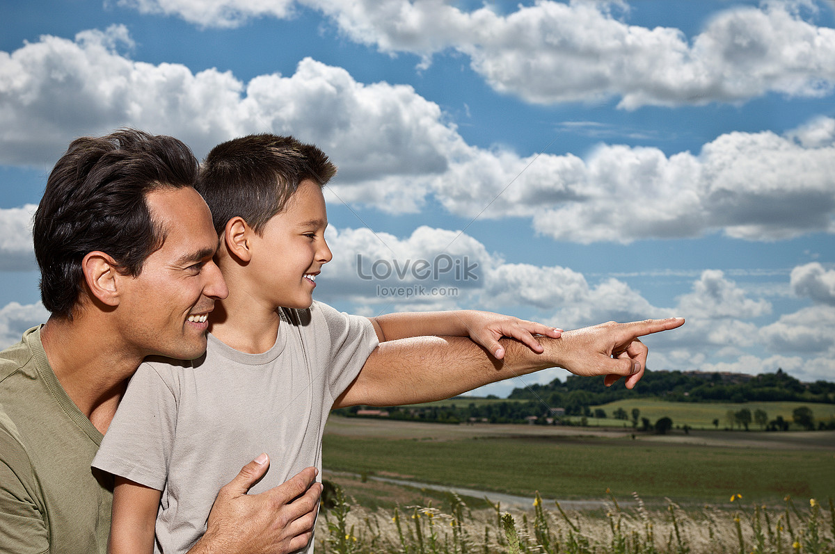 Padre E Hijo En El Campo Foto | Descarga Gratuita HD Imagen de Foto -  Lovepik