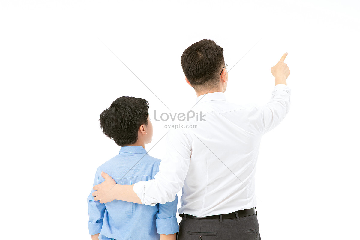 Padre E Hijo Miran A Lo Lejos Foto | Descarga Gratuita HD Imagen de Foto -  Lovepik