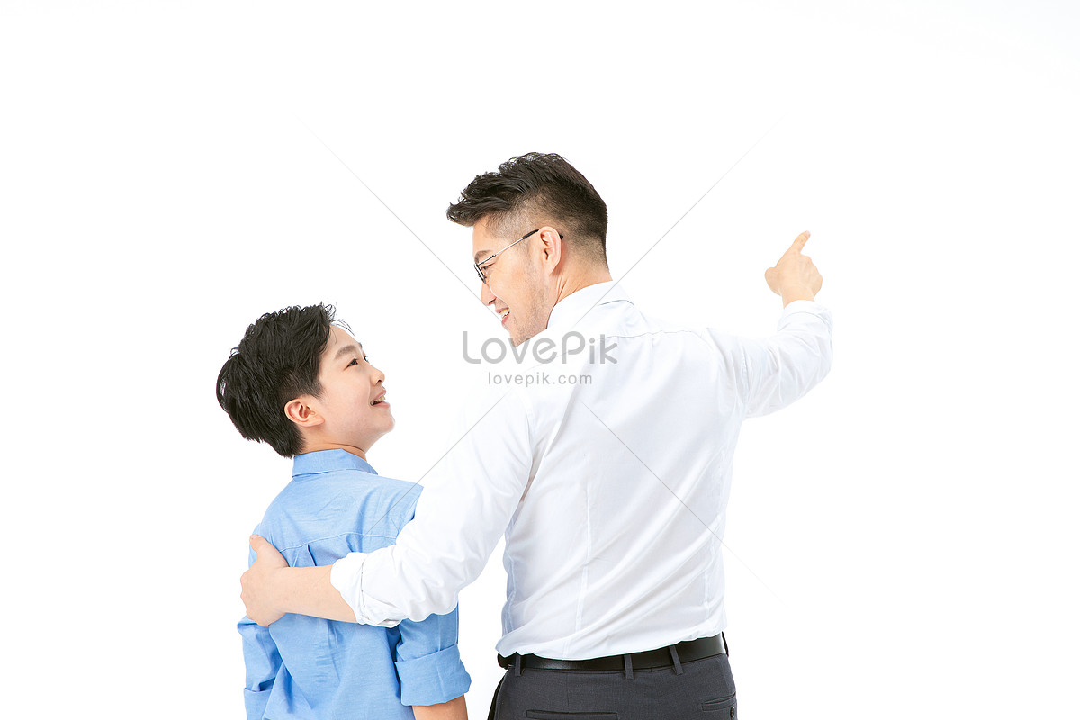 Padre E Hijo Miran A Lo Lejos Foto | Descarga Gratuita HD Imagen de Foto -  Lovepik