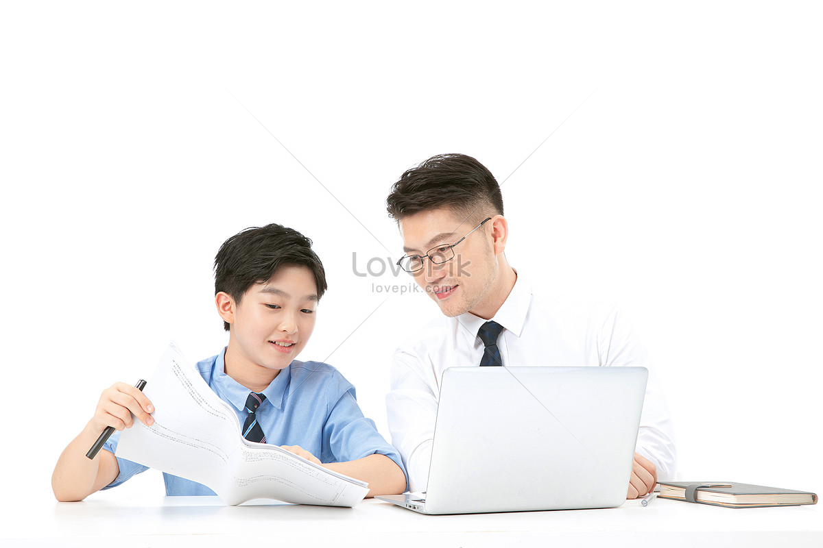 Padre E Hijo Trabajando Juntos Para Estudiar Y Pensar Foto | Descarga  Gratuita HD Imagen de Foto - Lovepik