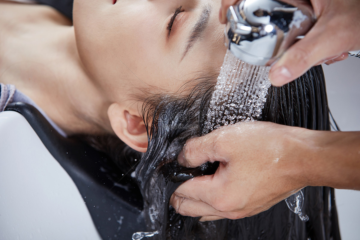 Как правильно мыть мужчину. Корейцы моют волосы. Мытье волос китайский. Wash hair. Девушка моет голову мужчине видео.