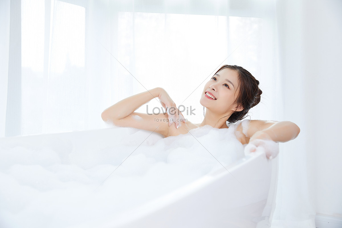 美女躺在浴缸洗泡泡浴圖片素材-JPG圖片尺寸6720 × 4480px-高清圖案501402932-zh.lovepik.com
