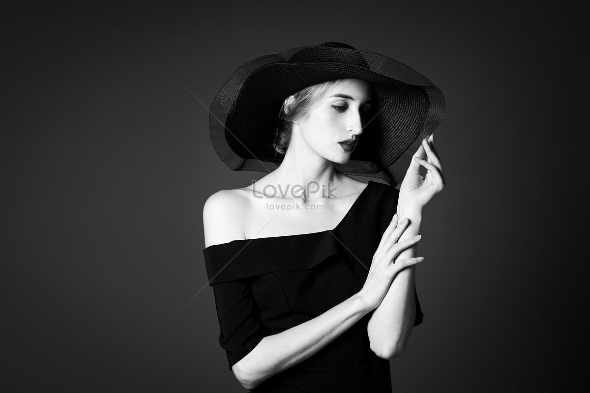 Nữ chân dung thanh lịch đen trắng này sẽ khiến bạn say đắm với vẻ đẹp tinh tế và quý phái, kết hợp giữa màu trắng thanh lịch và đen trầm giản đơn nhưng tuyệt đẹp. Hãy chiêm ngưỡng ngay.
