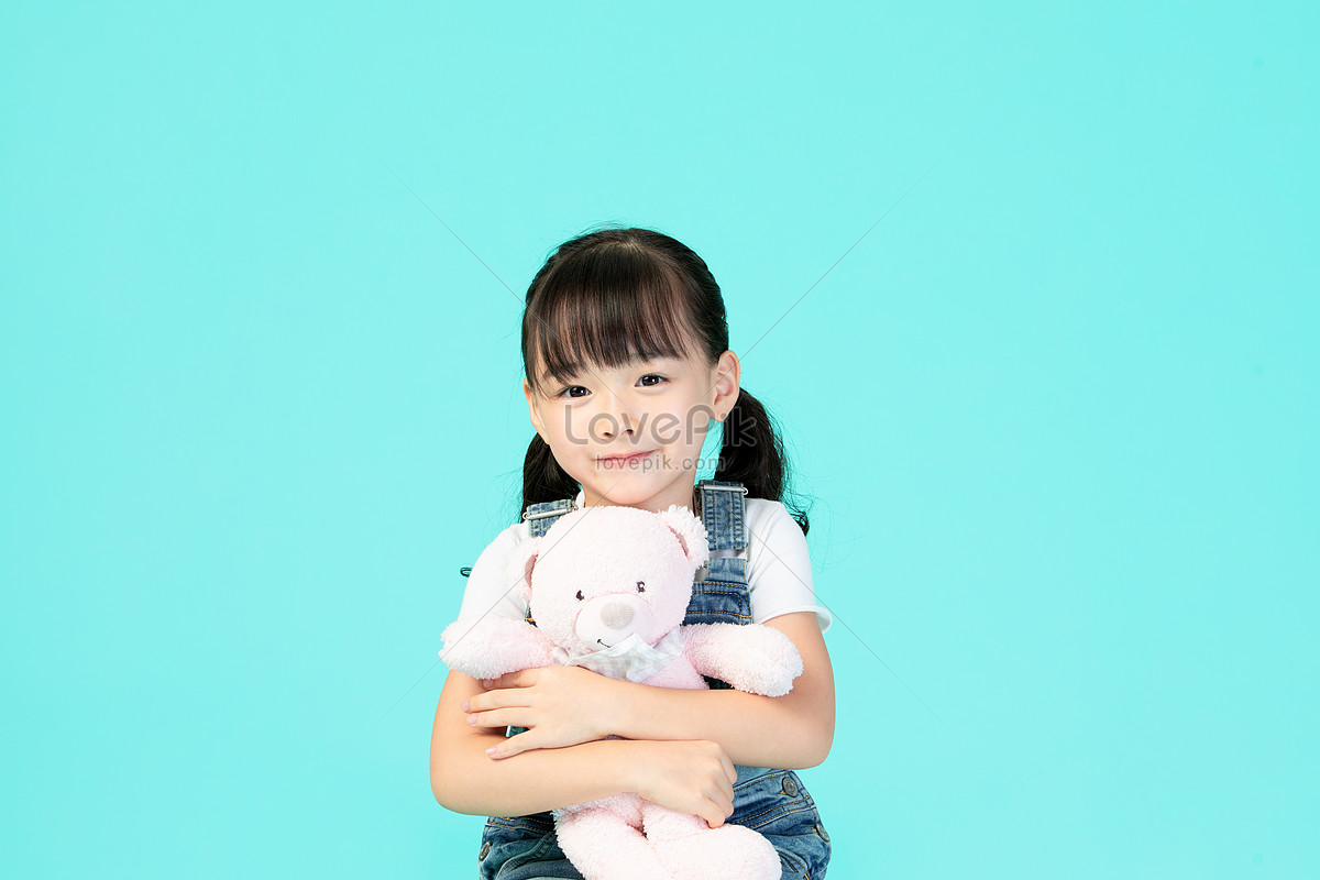 Little girl hugs big favorite soft toy and smiles feeling affection of  plush bear 21481582 PNG