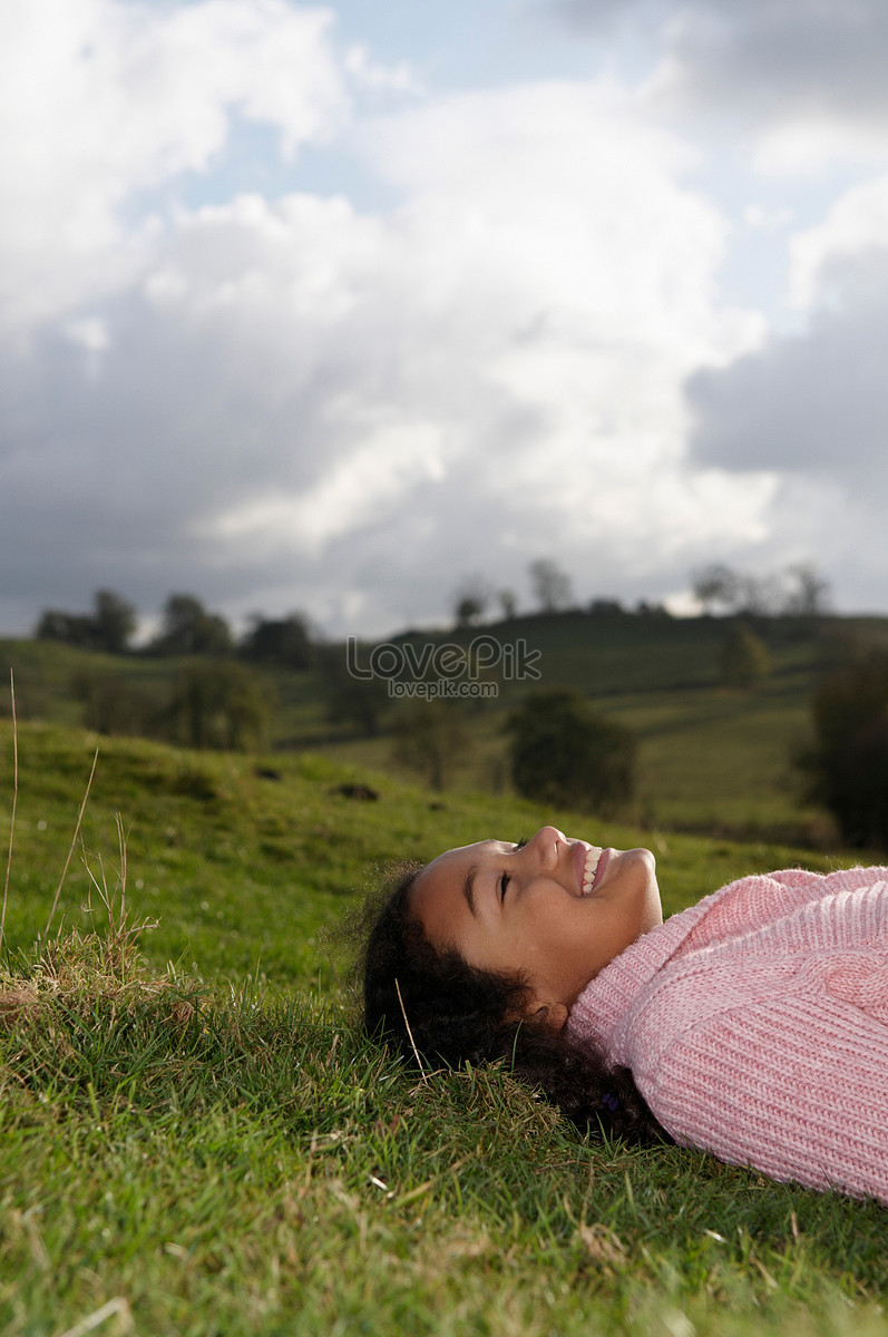 Chica Tirada En El Pasto Mirando El Cielo Foto Descarga Gratuita HD Imagen de Foto -
