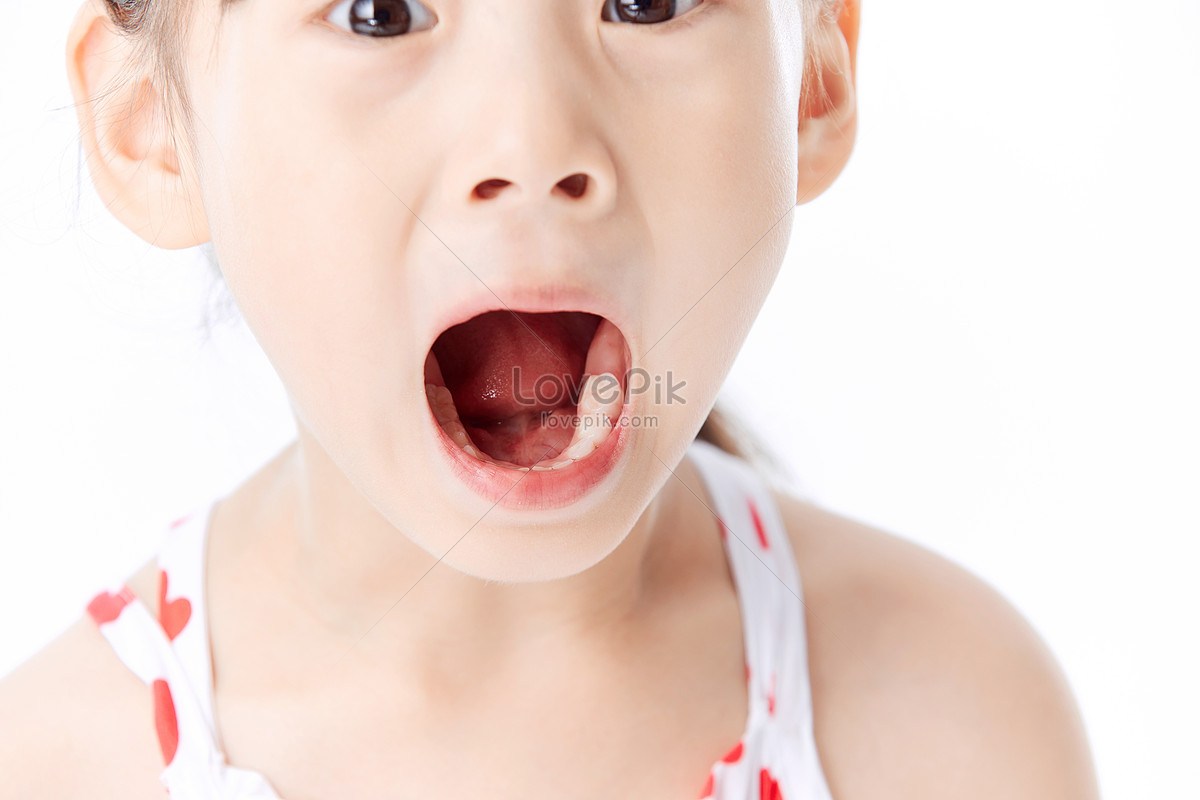 小さな女の子は歯をチェックするために口を開く 写真素材フリー 小さな女の子 子 愛の歯の日 画像無料ダウンロード Lovepik