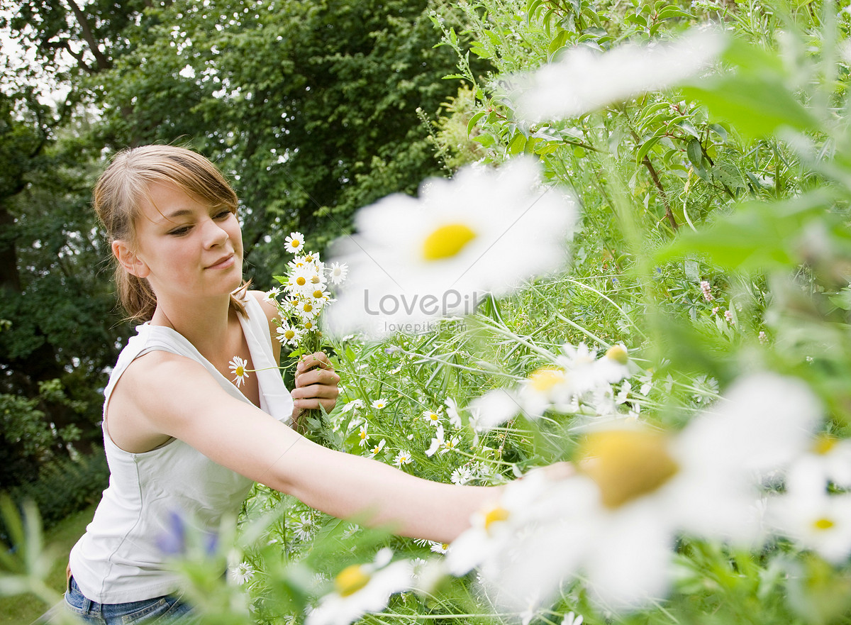 Are you picking flowers at the moment. Девочка собирающая цветы в саду. Подруги собирают цветы. Девочка сорвала цветок. Садовник собирает цветы.