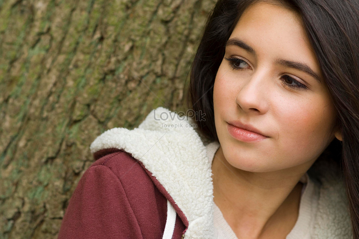 Girl Portrait On The Tree Picture And HD Photos | Free Download On Lovepik