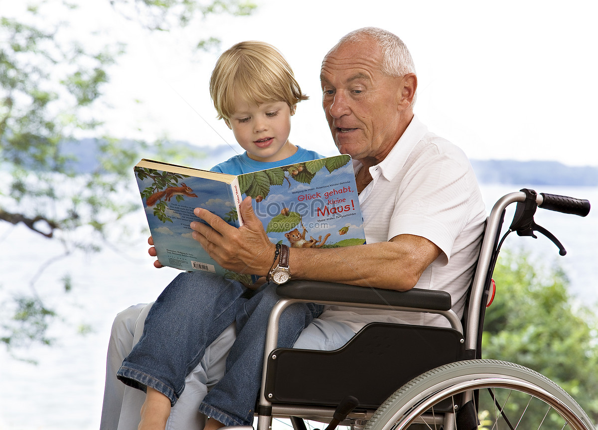 Картинки мальчик читает книгу дедушке